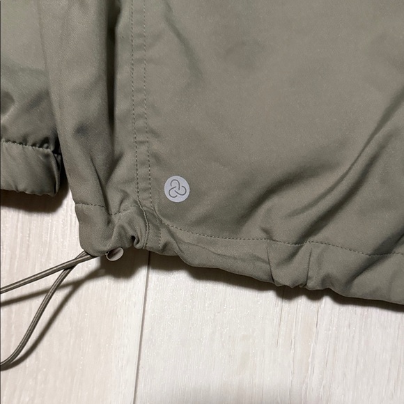 Zelle Women’s Olive Green Cropped Hooded Zip-up Jacket with pockets. - Picture 8 of 13